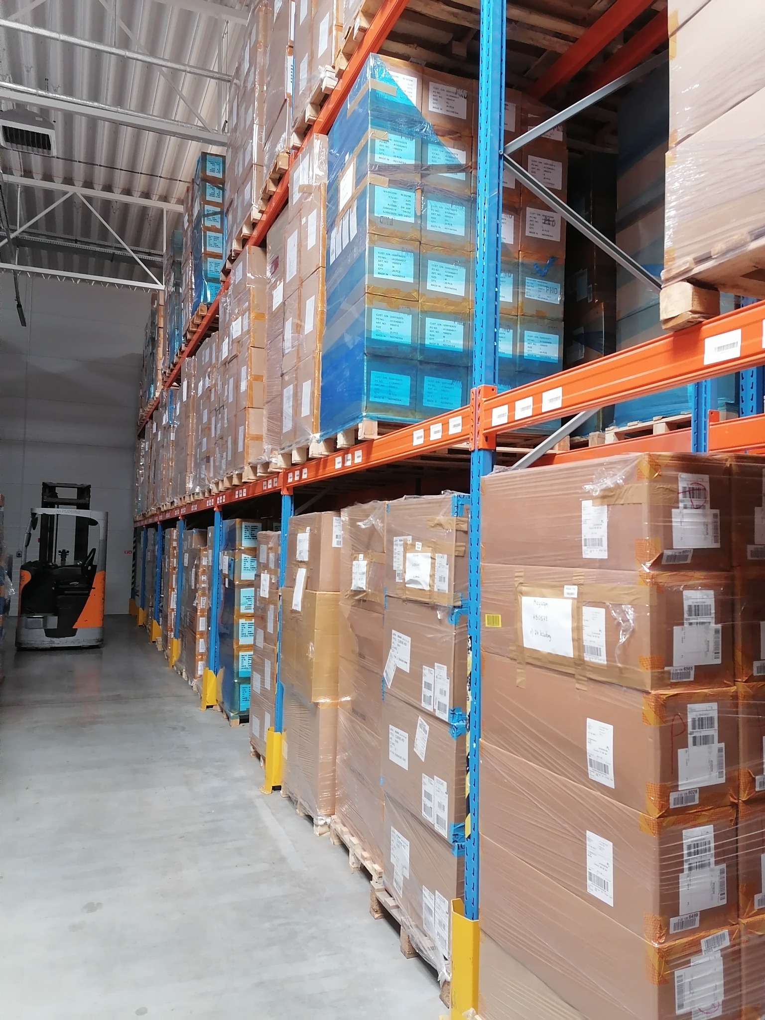 Magazynowanie towarów, zarówno krótko- jak i długoterminowe wraz z kompletacją, pakowaniem oraz etykietowaniem