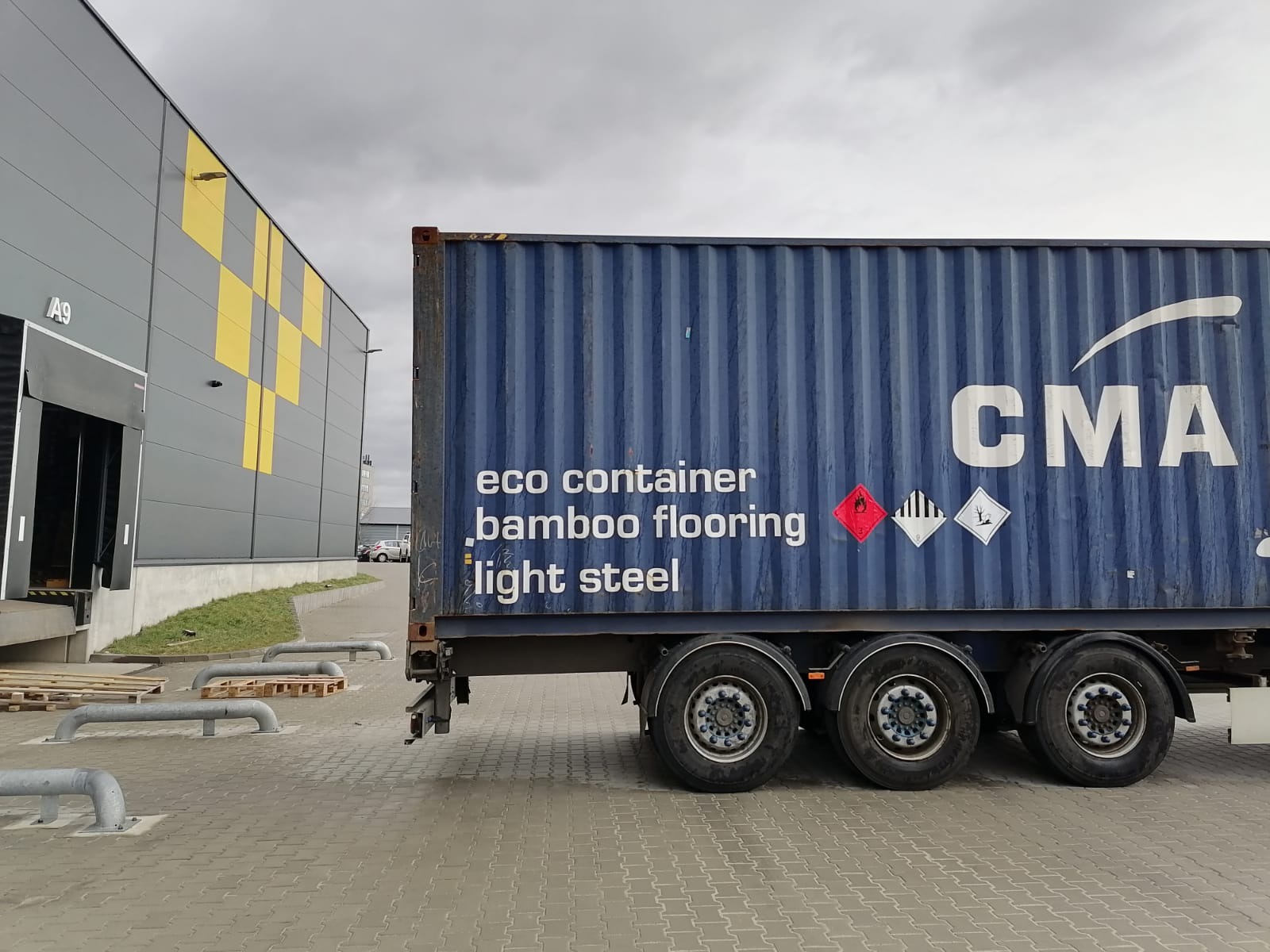 Załadunki i rozładunki kontenerów morskich