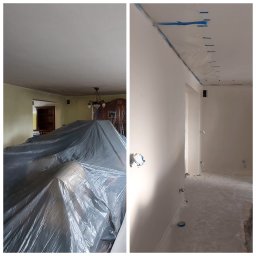 Sąsiad z Wawra - Pokój w trakcie renowacji: meble zabezpieczone folią, ściany świeżo pomalowane na biało, widoczne taśmy malarskie i gniazdka elektryczne przygotowane do dalszych prac.