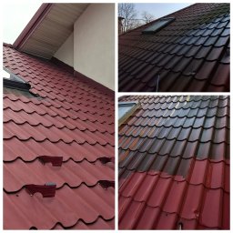 Sąsiad z Wawra - Czerwony dach z blachodachówki przed i po myciu, widoczne okno dachowe i rynny. Porównanie czystej i zabrudzonej powierzchni dachu. Prezentacja efektu mycia ciśnieniowego.