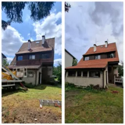 Zdjęcie 'przed i po' odnowionej elewacji domu z czerwoną dach&oacute;wką. Po lewej stronie widoczny podnośnik koszowy, po prawej czysty budynek.