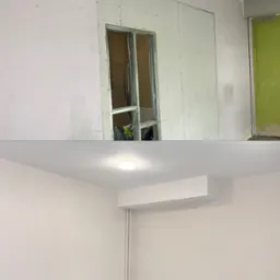 Dwie fazy remontu pokoju: górna część przedstawia montaż płyty kartonowo-gipsowej na ścianie z metalową konstrukcją okienną, dolna część ukazuje pokój po pomalowaniu ścian na biało z nową podłogą...