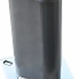 Metalowy wspornik słupa ogrodzeniowego z przyspawaną podstawą montażową, widoczne spawy, cztery otwory na śruby.