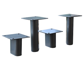 Zestaw czterech metalowych nóg do mebli o różnych wysokościach i kształtach podstaw, na białym tle.