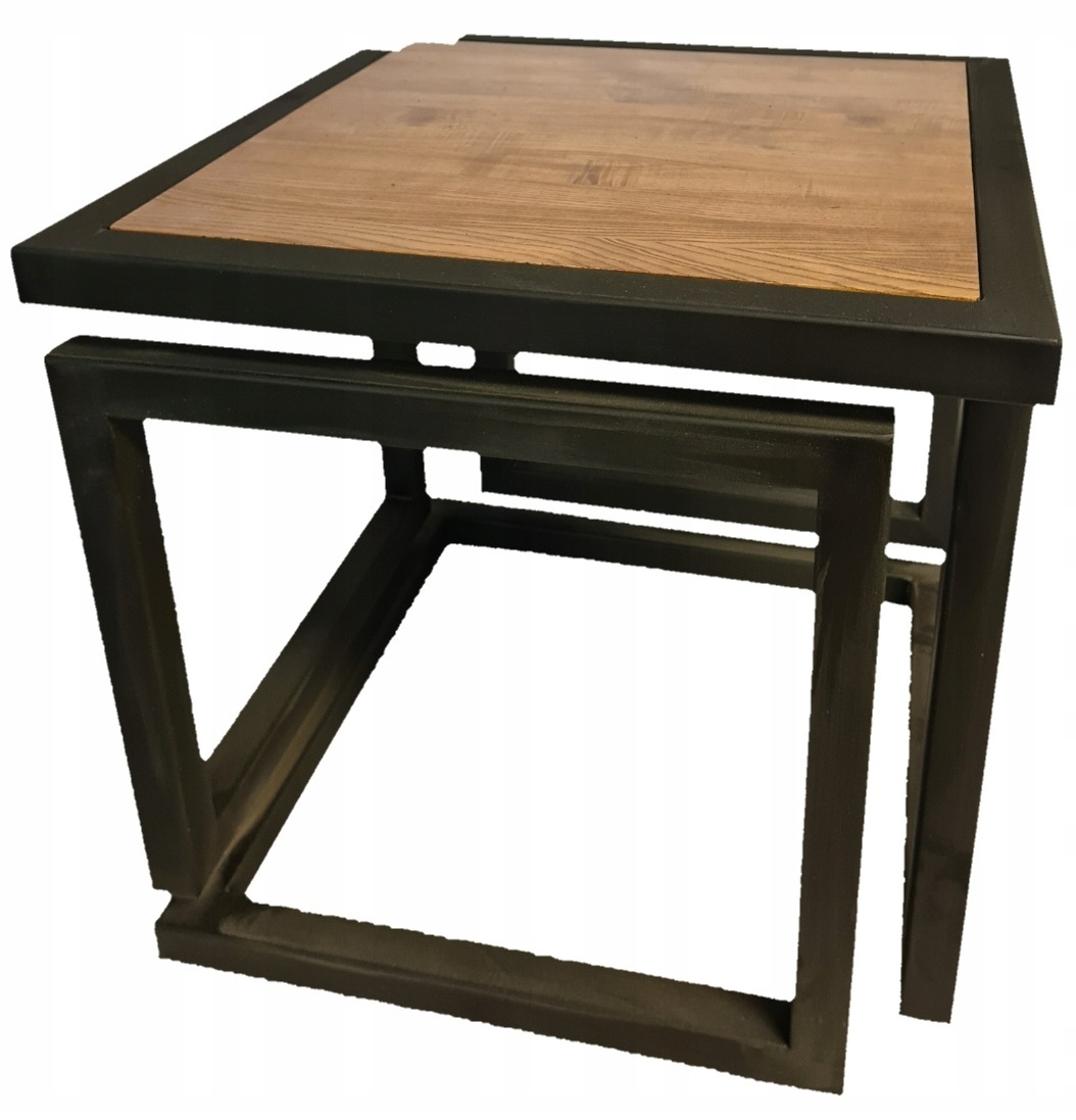 Kwadratowy stolik kawowy z drewnianym blatem w obramowaniu z czarnej stali, widoczne spawane łączenia ramy.