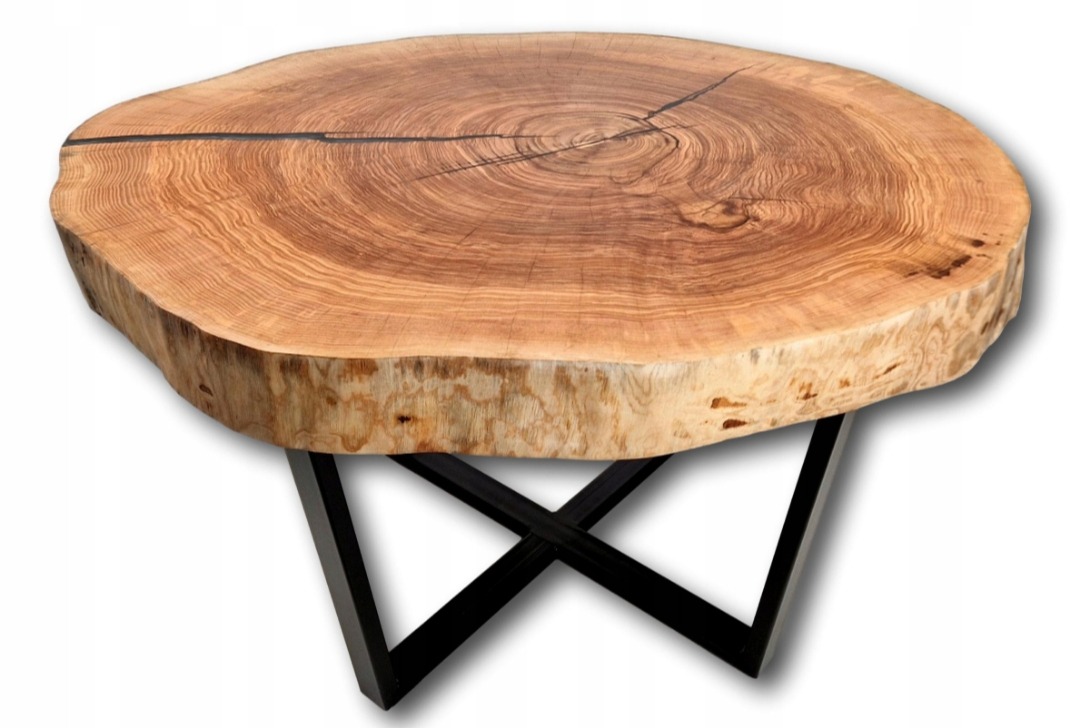 Stolik kawowy z blatem z plastra drewna o wyraźnych słojach, osadzony na czarnej, metalowej podstawie w kształcie litery X.