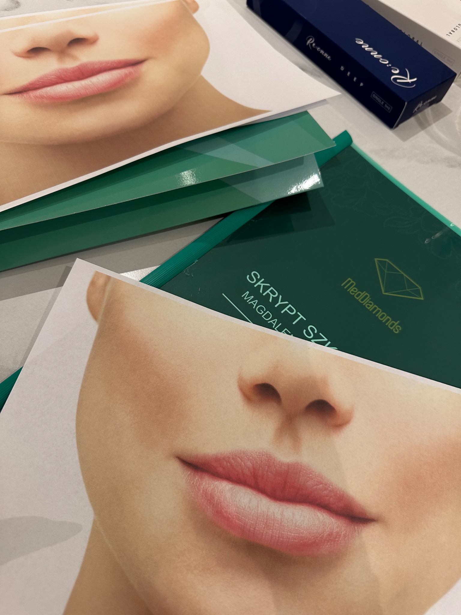 Fragmenty wydrukowanych materiałów reklamowych: zbliżenie na usta modelki oraz opakowanie preparatu Re:onne Deep i folder MedDiamonds