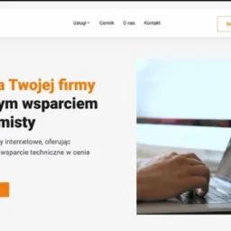 Męskie dłonie piszą kod na laptopie, na ekranie widoczne linijki kodu, w tle biurko i monitor. Widok z boku, oświetlenie dzienne.