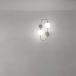 Minimalistyczna złota lampa ścienna z dwiema kulistymi żarówkami na szarej, teksturowanej ścianie.