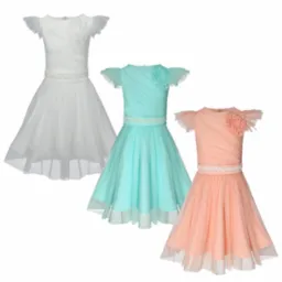 Trzy tiulowe sukienki wizytowe dla dziewczynek: biała, turkusowa i brzoskwiniowa, z dekoracyjnymi kwiatami i pasami wysadzanymi drobnymi kamieniami.