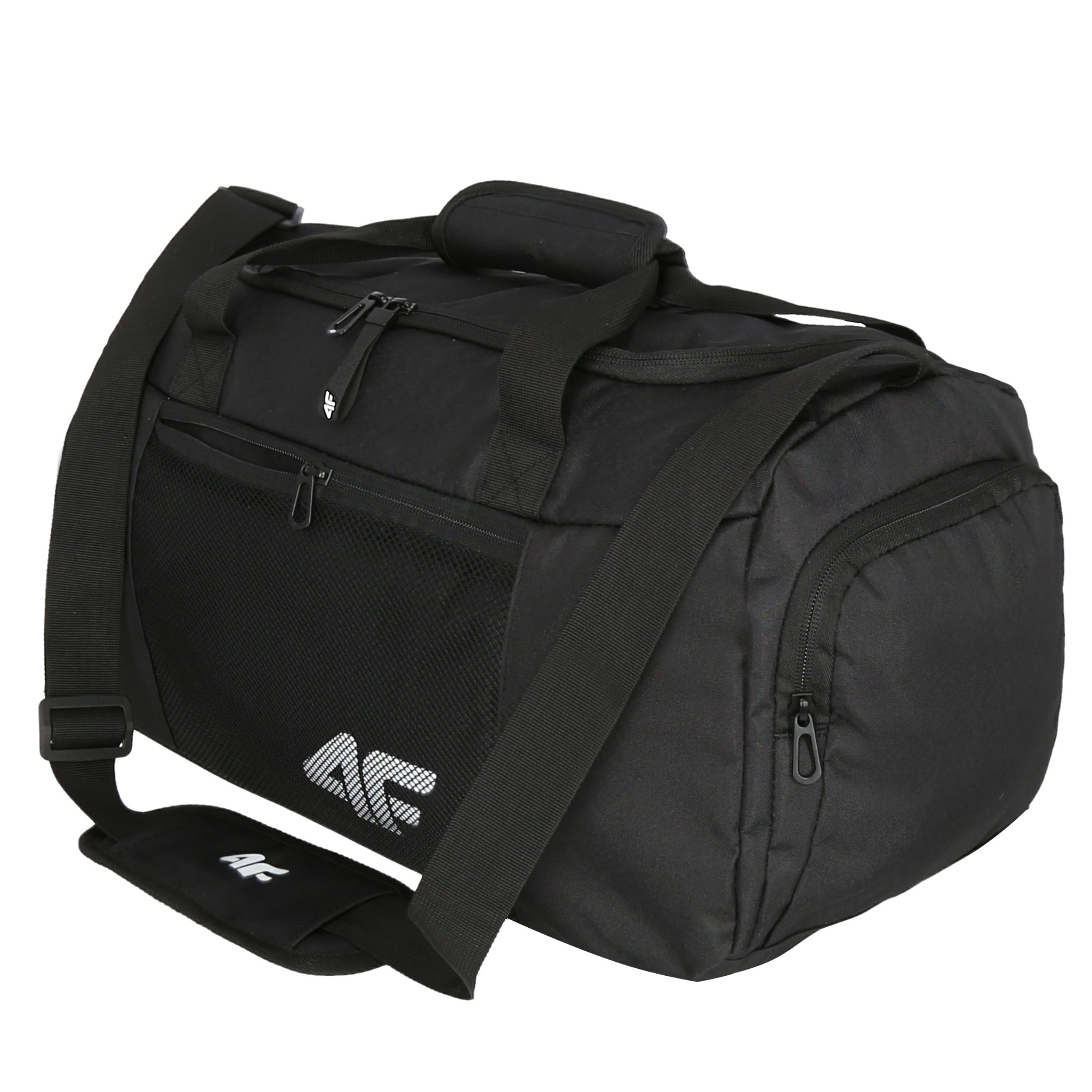 Czarna torba sportowa z logo producenta, widoczna z boku, z paskiem na ramię i uchwytami, na białym tle.