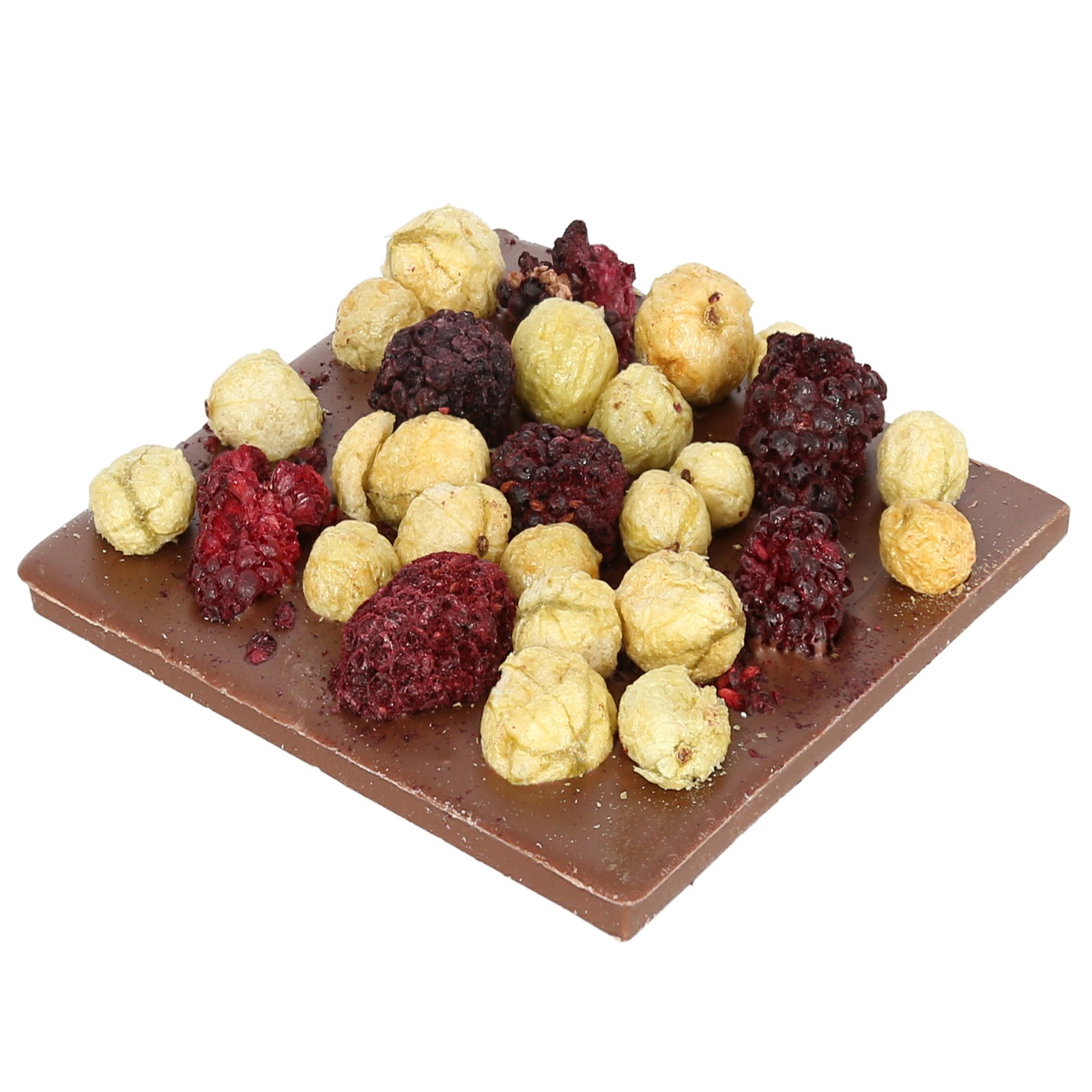 Kwadratowa tabliczka mlecznej czekolady z suszonymi malinami, borówkami i orzechami laskowymi w lukrze.
