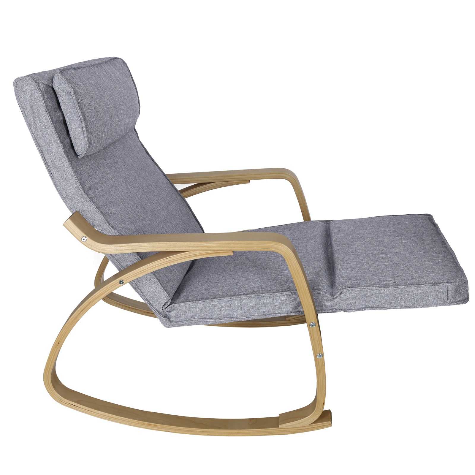 Szare, tapicerowane krzesło bujane z jasnego drewna na białym tle, z podnóżkiem i zagłówkiem.