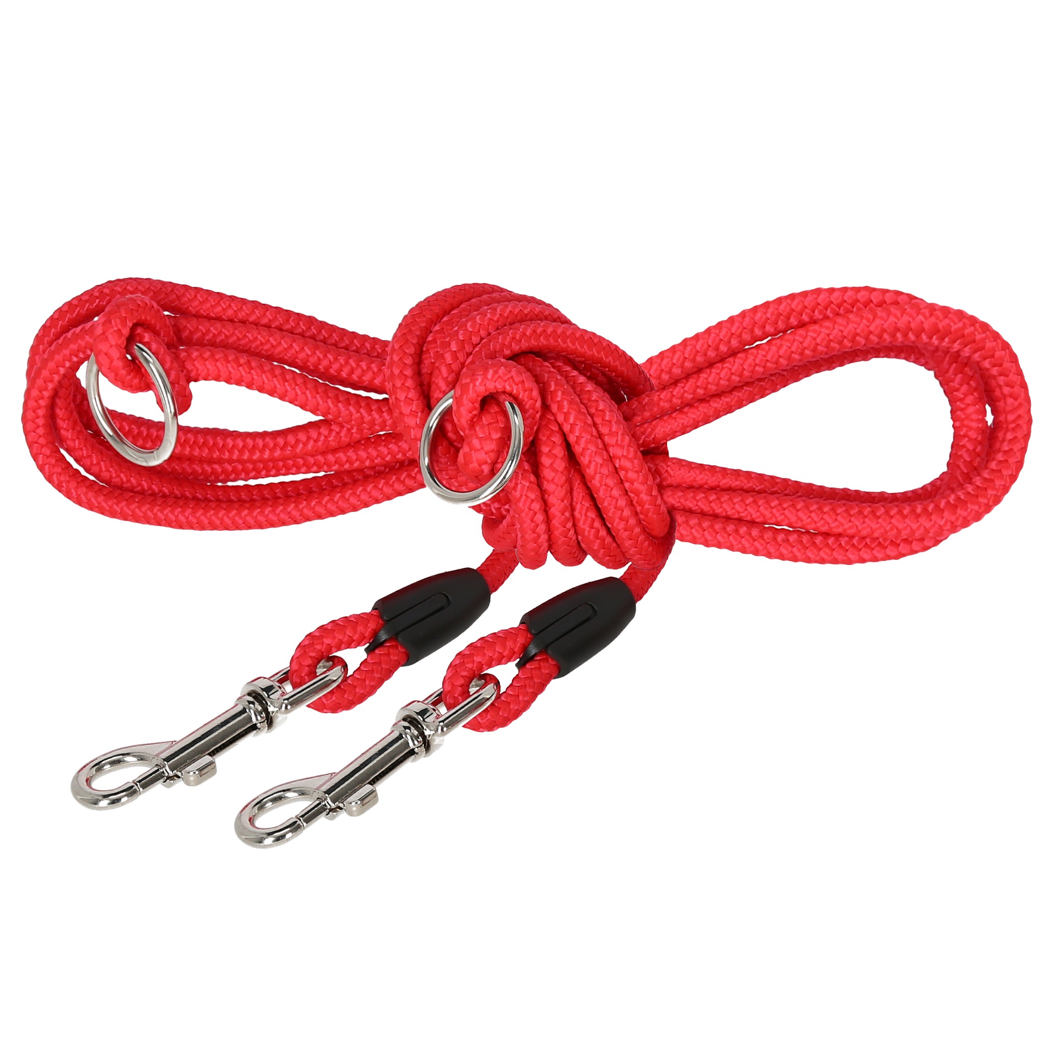 Czerwona, pleciona smycz dla psa z dwoma karabińczykami i metalowymi kółkami, ułożona na białym tle w kształcie ósemki.