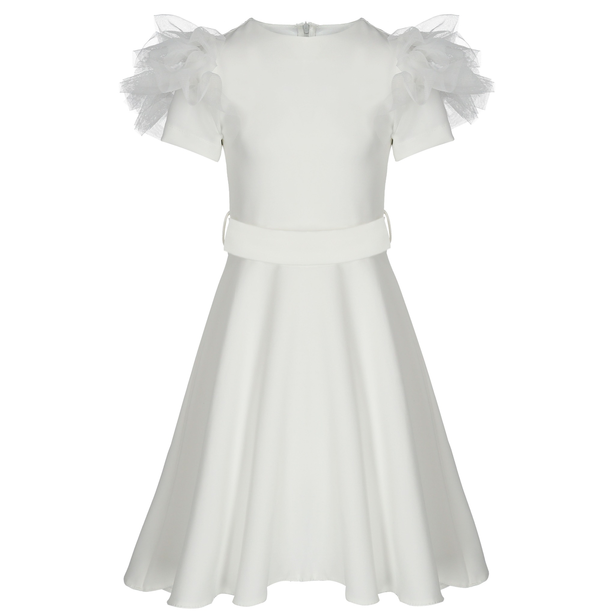 Elegancka, biała sukienka z krótkim rękawem, ozdobiona tiulowymi falbankami na ramionach i paskiem w talii, na białym tle.
