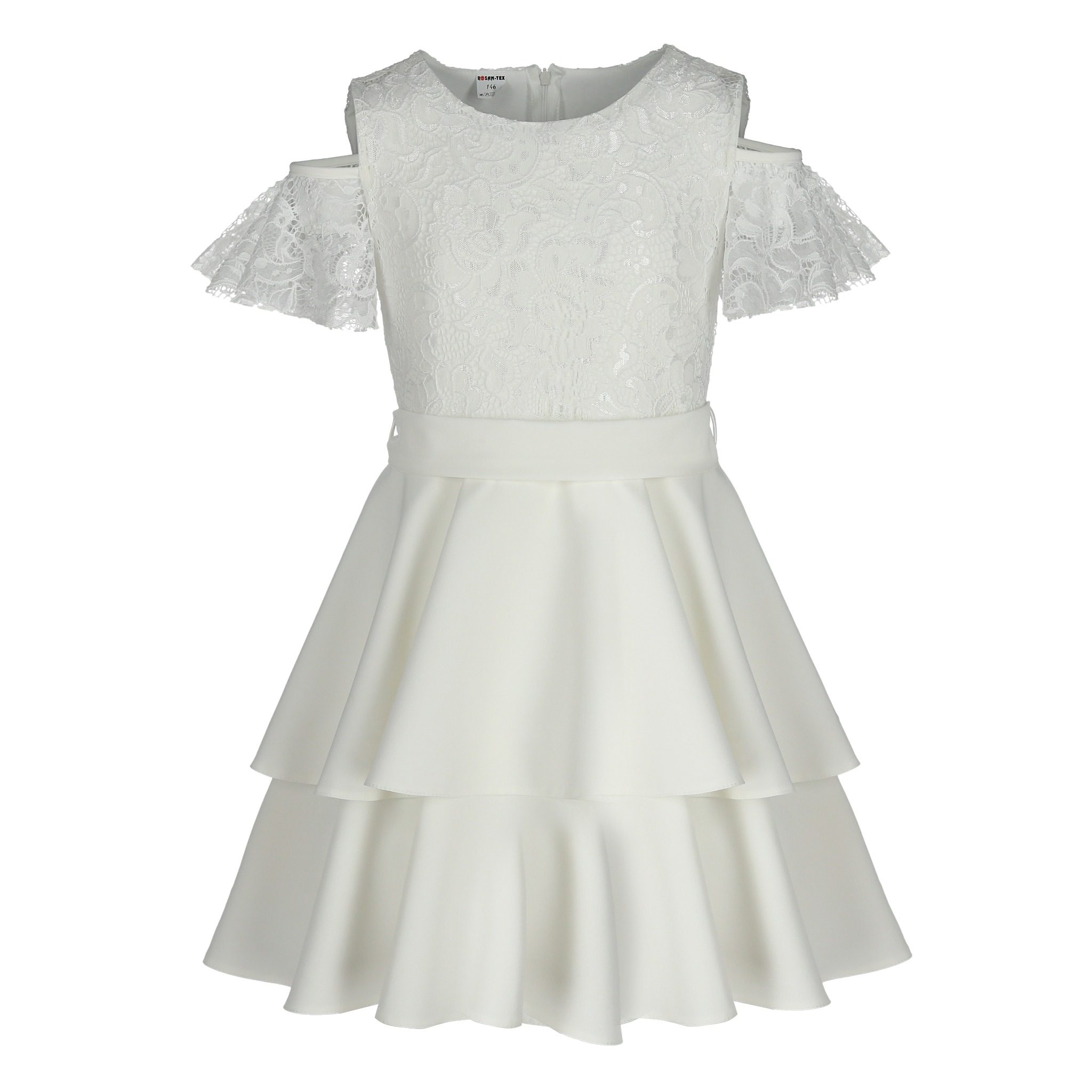 Elegancka biała sukienka z koronkową górą, odkrytymi ramionami i dwuwarstwowym dołem, prezentowana na jednolitym tle.