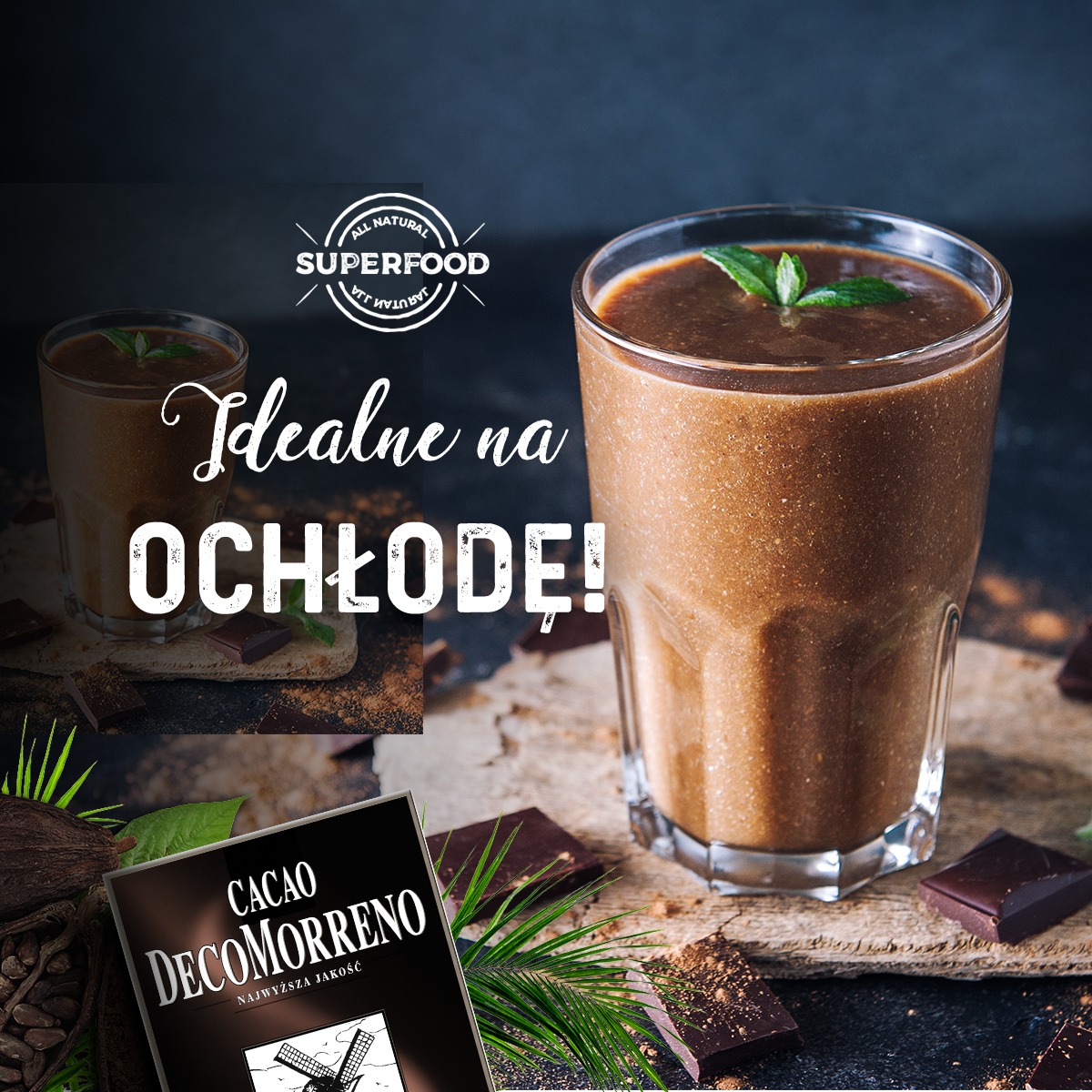Szklanka z brązowym koktajlem, udekorowana listkiem mięty, obok kawałki czekolady, opakowanie kakao DecoMorreno i napis 'Idealne na ochłodę!'