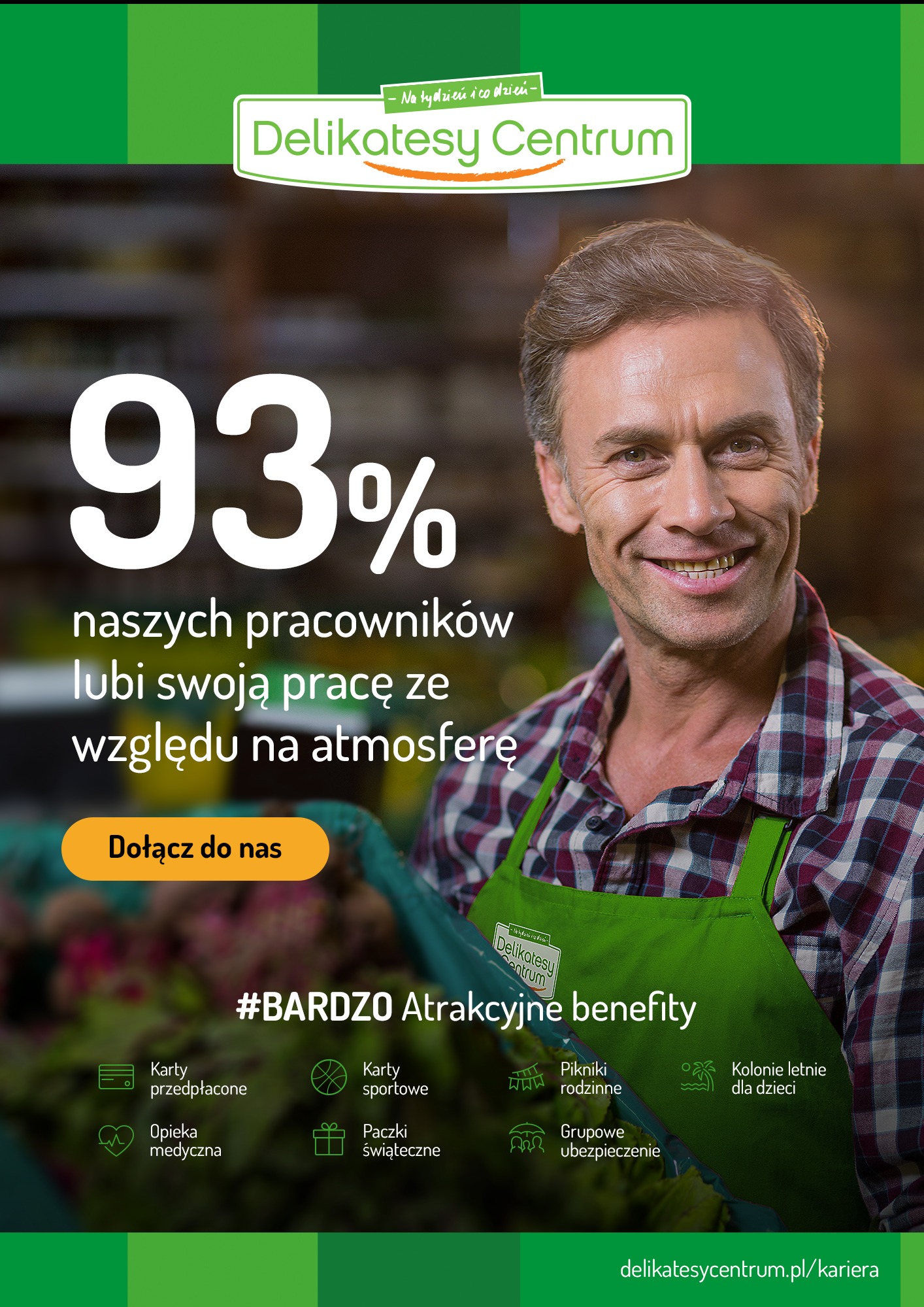 Uśmiechnięty pracownik w zielonym fartuchu Delikatesy Centrum na tle grafiki z informacją o 93% zadowolonych pracowników i benefitach pracowniczych.