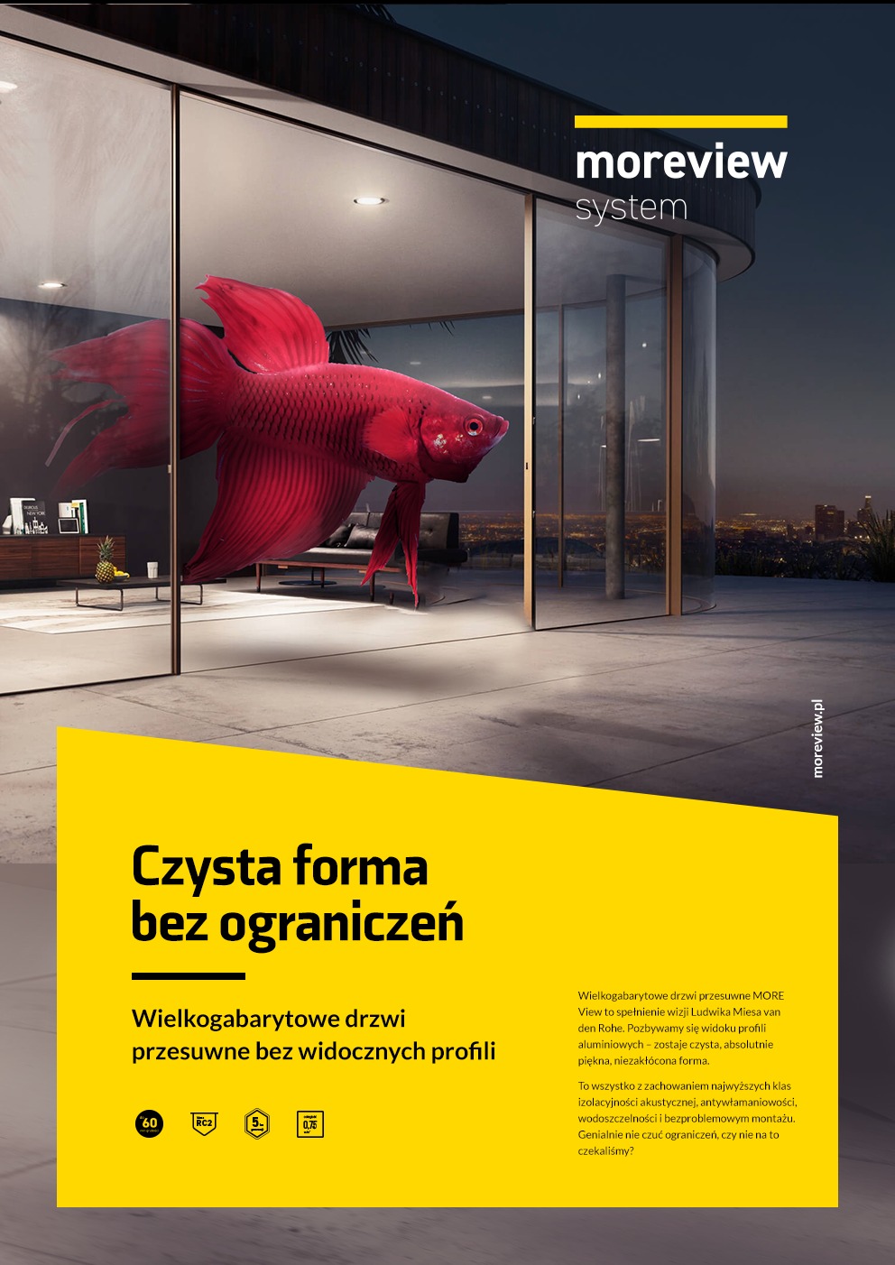Wielkogabarytowe przesuwne drzwi z niewidocznymi profilami marki Moreview, z cyfrowo wkomponowaną czerwoną rybą bojownikiem, widok na panoramę miasta w tle.
