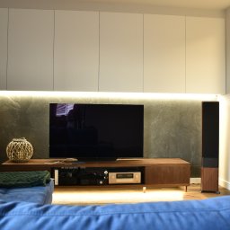 PODLASKA AGENCJA BUDOWLANA MARTA I ADAM BUCZYŃSCY SPÓŁKA CYWILNA - Salon - szafka RTV fornir, fronty górne lakierowane.