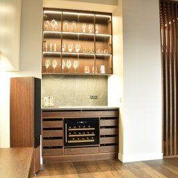 PODLASKA AGENCJA BUDOWLANA MARTA I ADAM BUCZYŃSCY SPÓŁKA CYWILNA - Fornirowana witryna oraz szafka z lodówką na wino