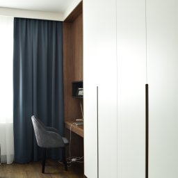 PODLASKA AGENCJA BUDOWLANA MARTA I ADAM BUCZYŃSCY SPÓŁKA CYWILNA - Garderoba z mini biurkiem, fronty lakierowane, frezowane uchwyty pionowe