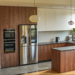 PODLASKA AGENCJA BUDOWLANA MARTA I ADAM BUCZYŃSCY SPÓŁKA CYWILNA - Kuchnia z frontami laminowanymi oraz biały lakier mat