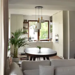 kuchnia z frontami lakierowanymi frezowanymi