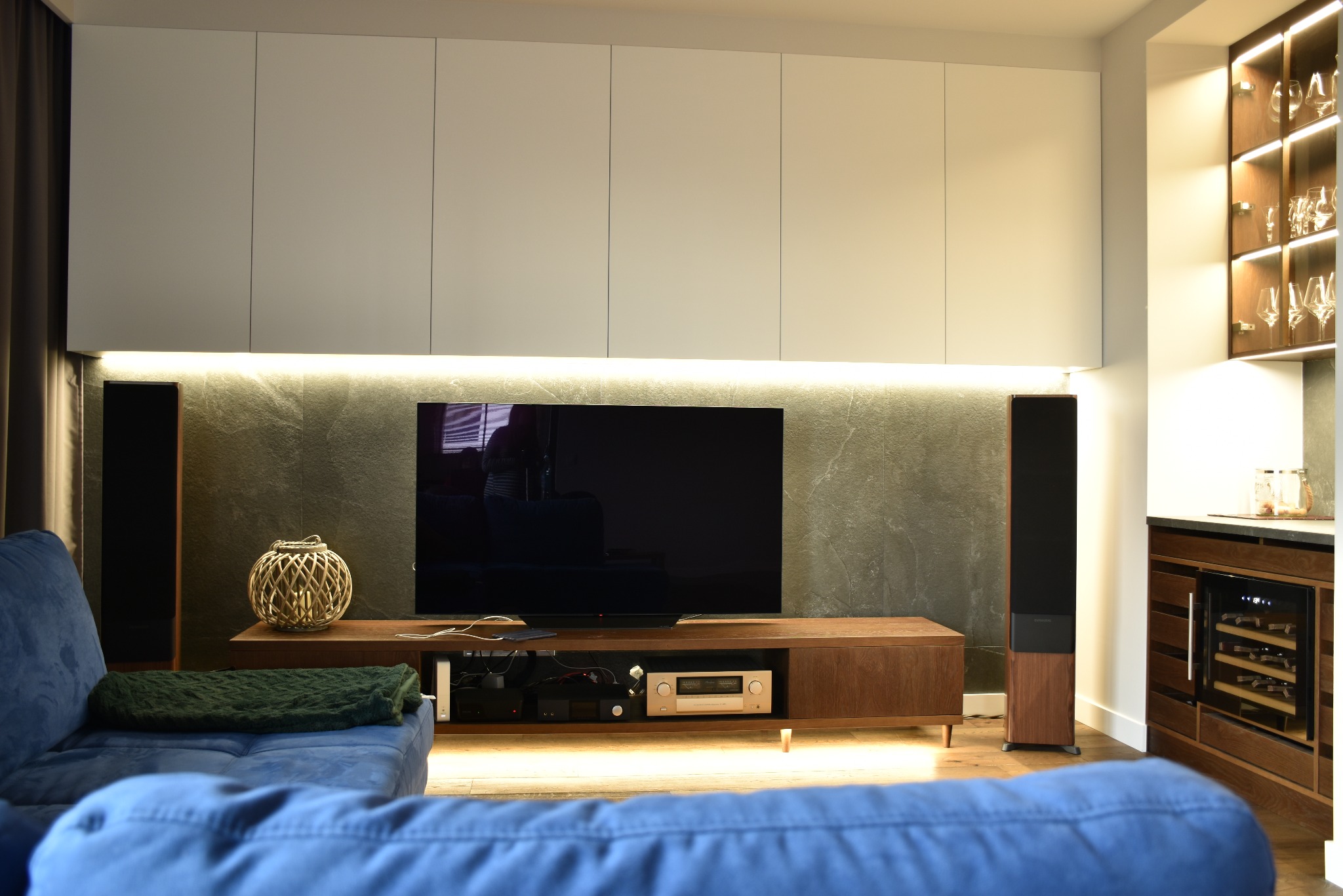 Salon - szafka RTV fornir, fronty górne lakierowane.