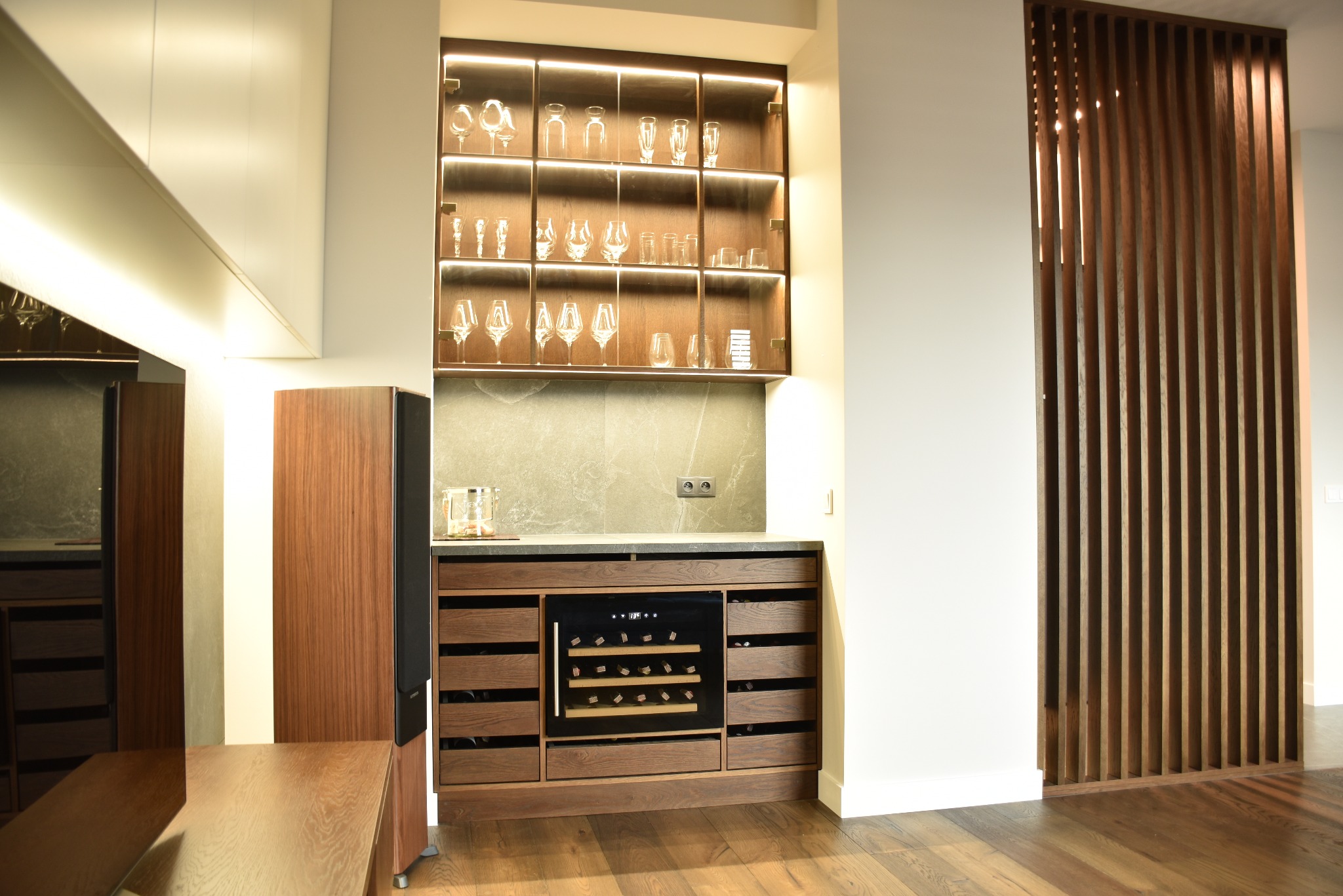 Fornirowana witryna oraz szafka z lodówką na wino