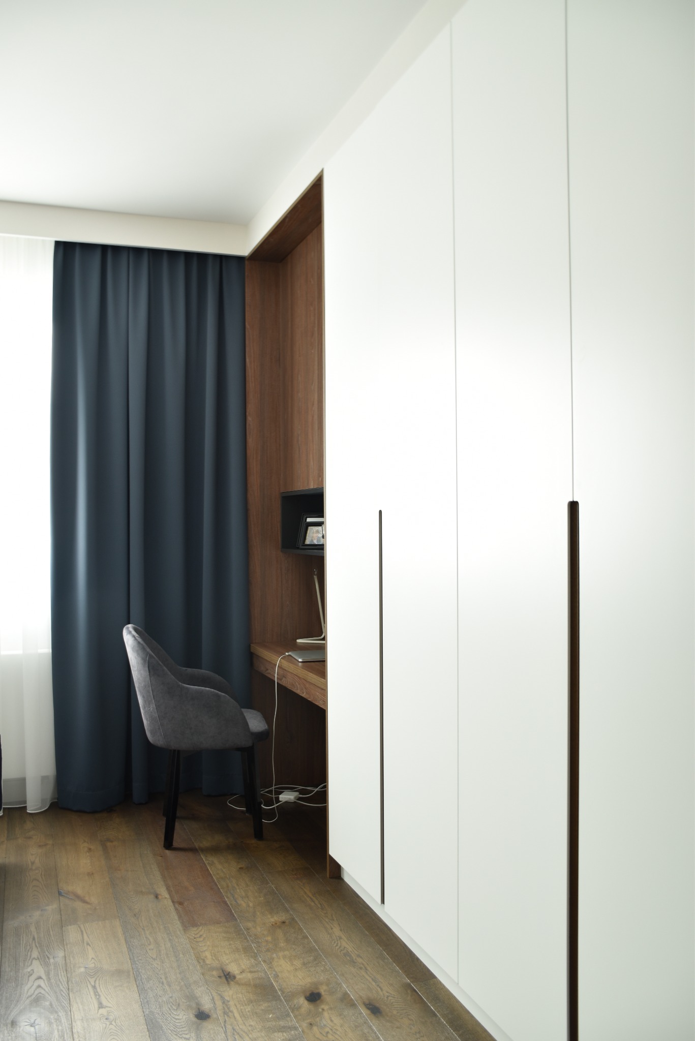 Garderoba z mini biurkiem, fronty lakierowane, frezowane uchwyty pionowe