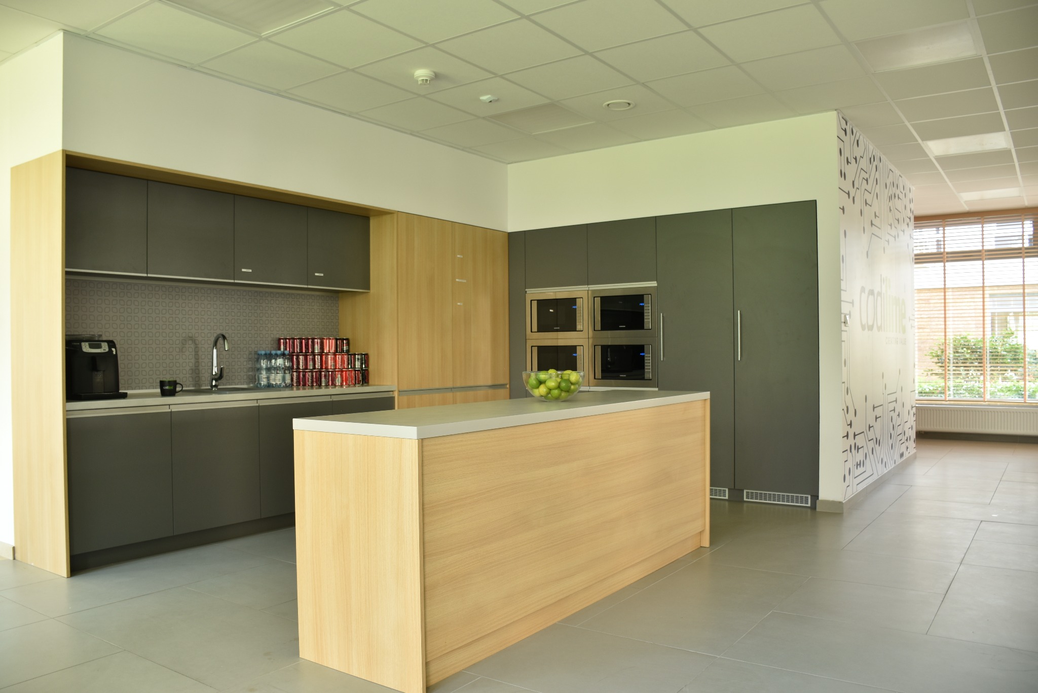 Kuchnia w przestrzeni biurowej, fronty z płyty laminowanej