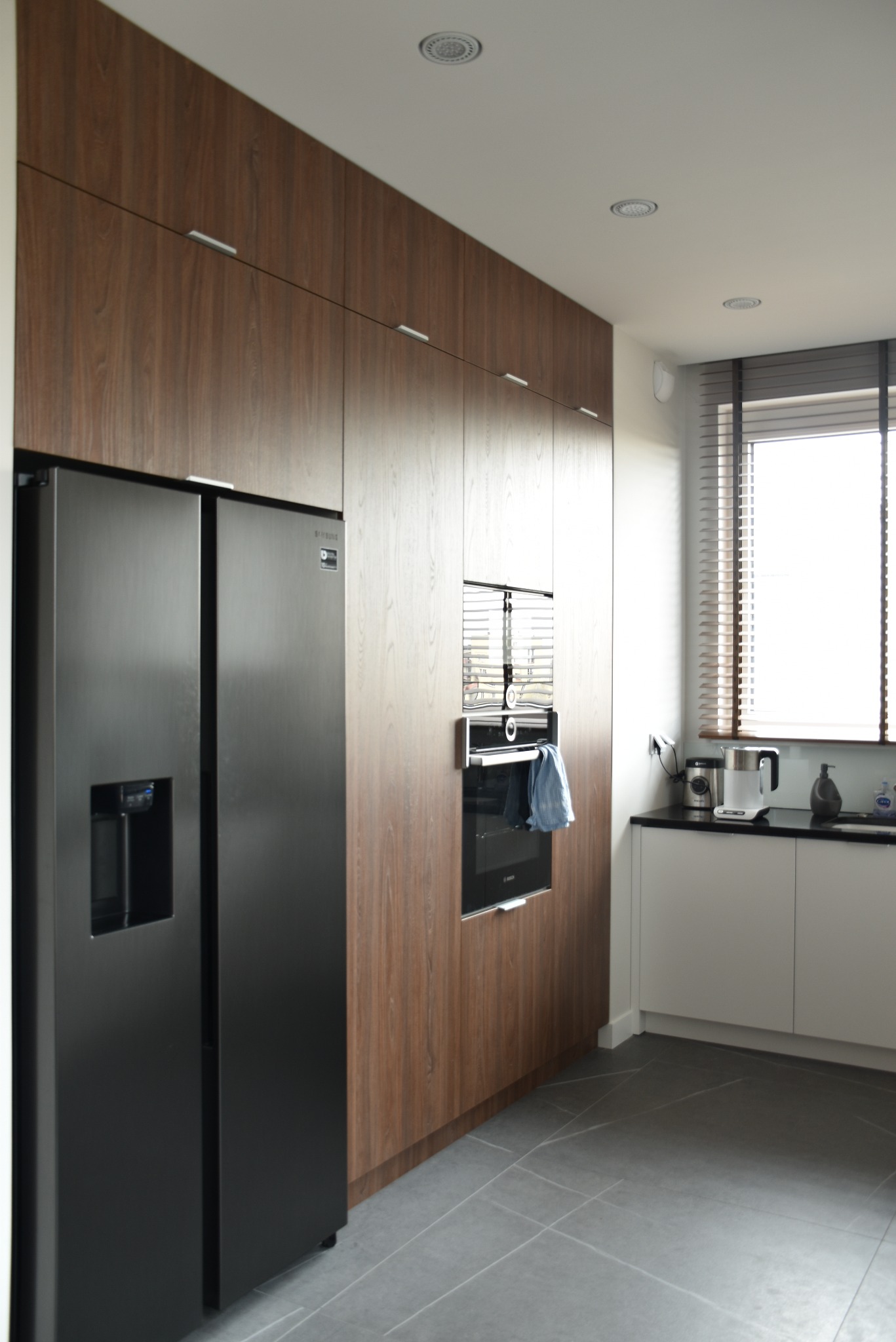 Kuchnia z frontami laminowanymi, uchwyty krawędziowe