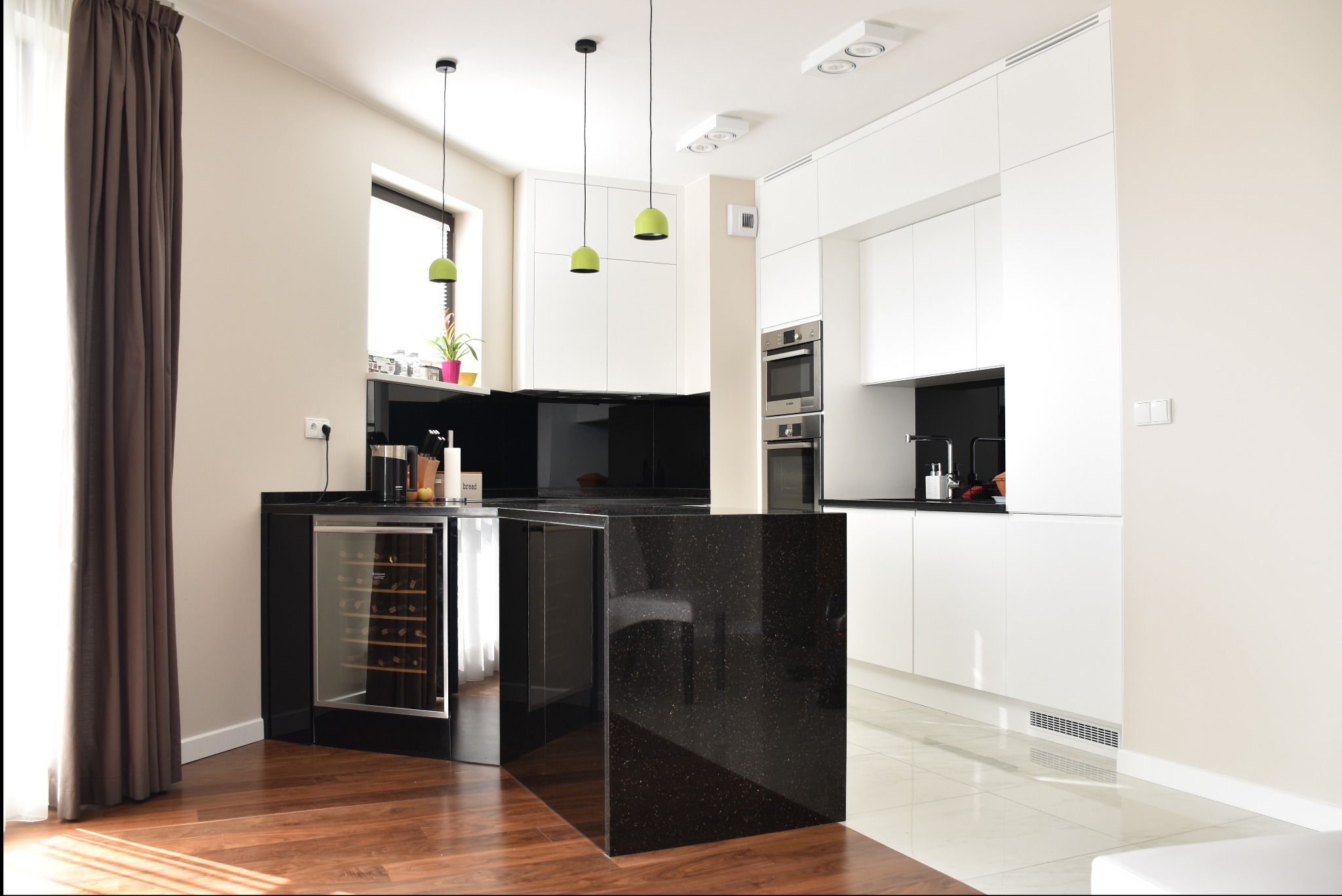 Kuchnia fronty lakierowane białe mat oraz czarne połysk