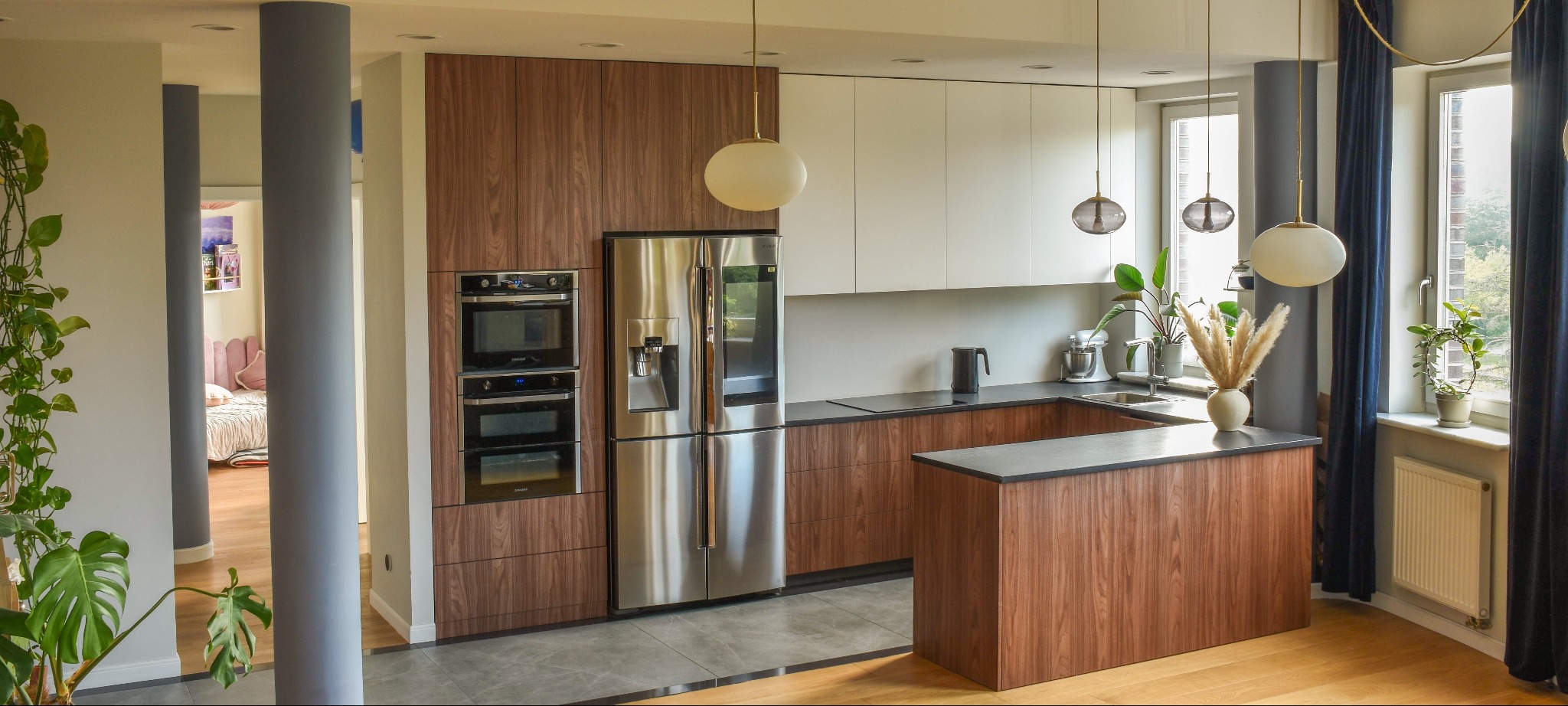 Kuchnia z frontami laminowanymi oraz biały lakier mat