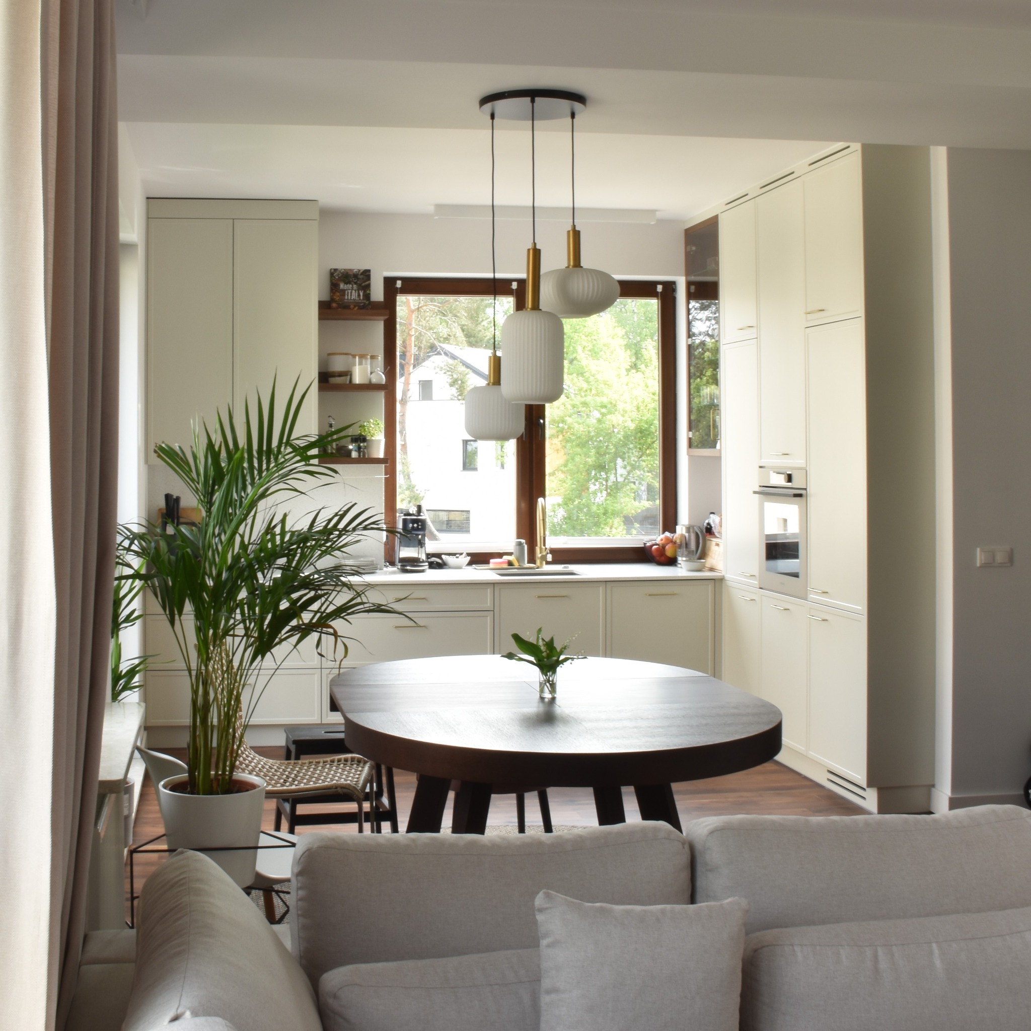 kuchnia z frontami lakierowanymi frezowanymi