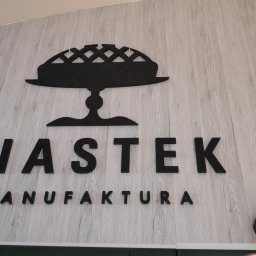 Logo z czarnego dębu i żywicy epoksydowej.