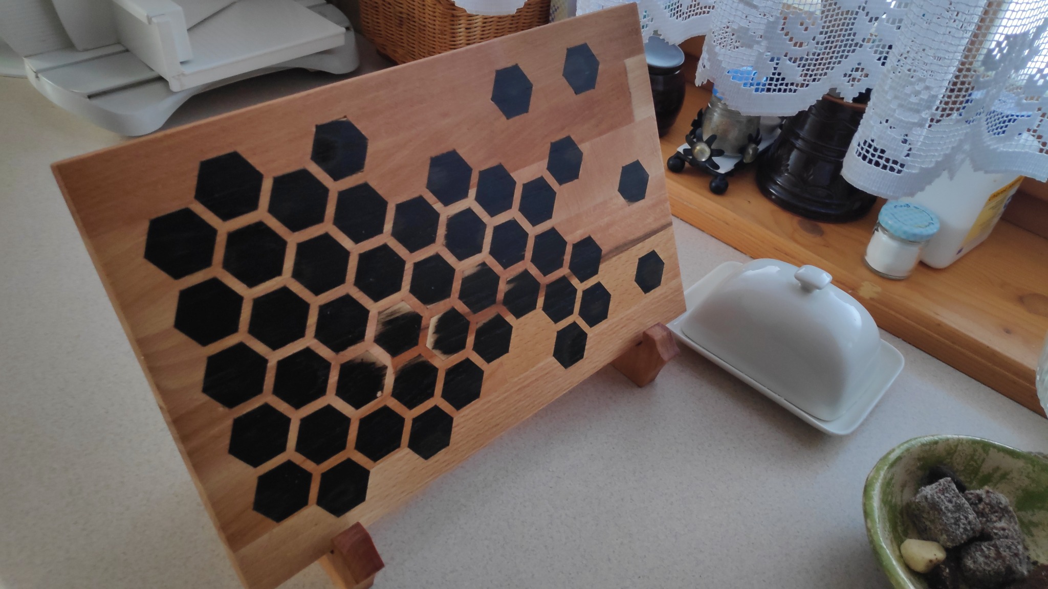 Deska do krojenia bukowa i wkładkami z czarnego dębu.