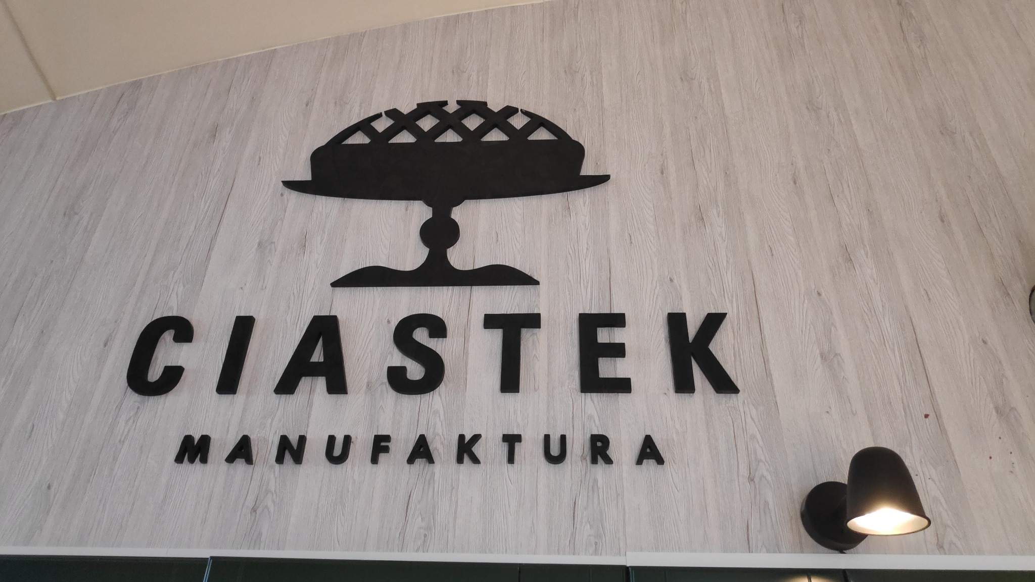 Logo z czarnego dębu i żywicy epoksydowej.