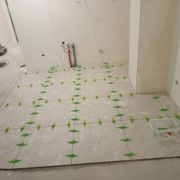 Układanie płytek na podłodze, tanio, dokładnie