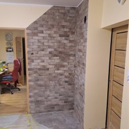 Kamień dekoracyjny w miejscu kominka wolno stojącego 