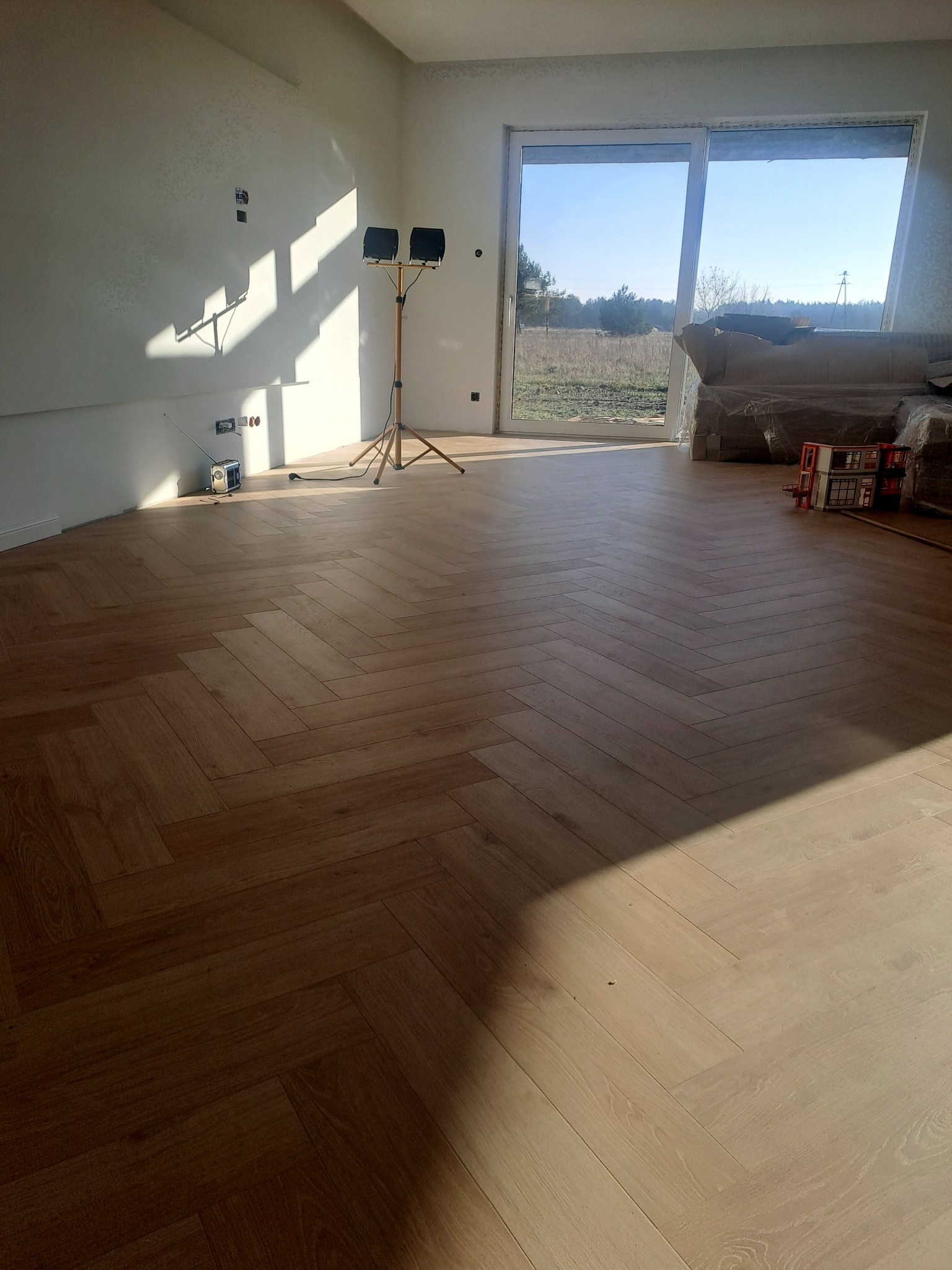 Panele laminowane w jodełkę.