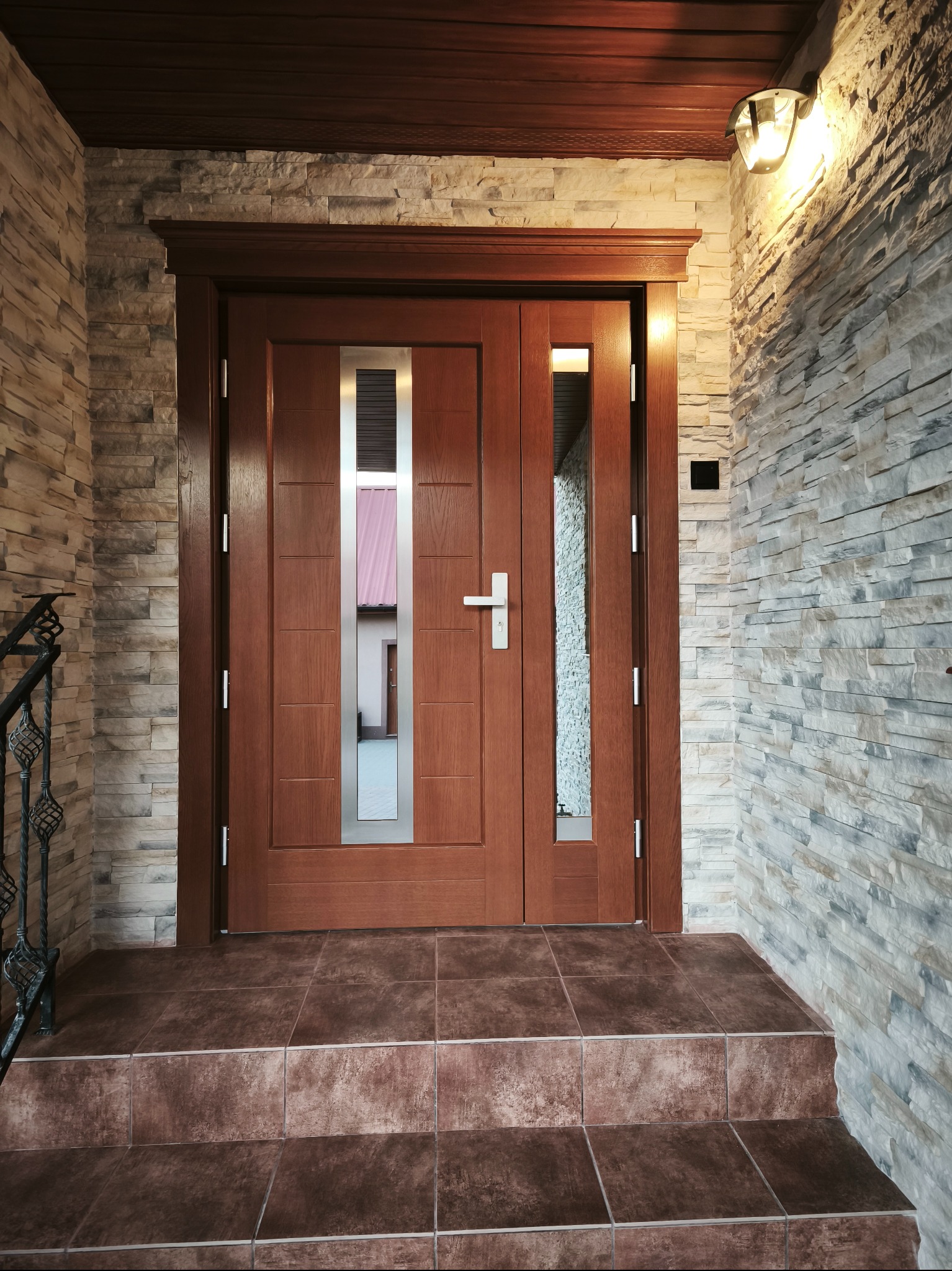 Drzwi zewnętrzne drewniane Barański z koroną oraz kamień betonowy zewnętrzny