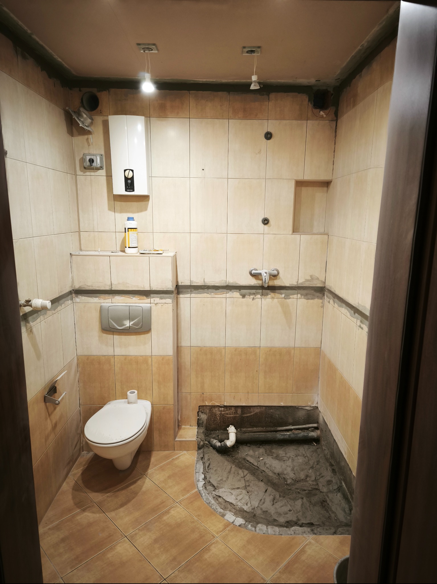 Łazienka przed montażem płyt ceramin na ścianach i paneli winylowych na podłodze