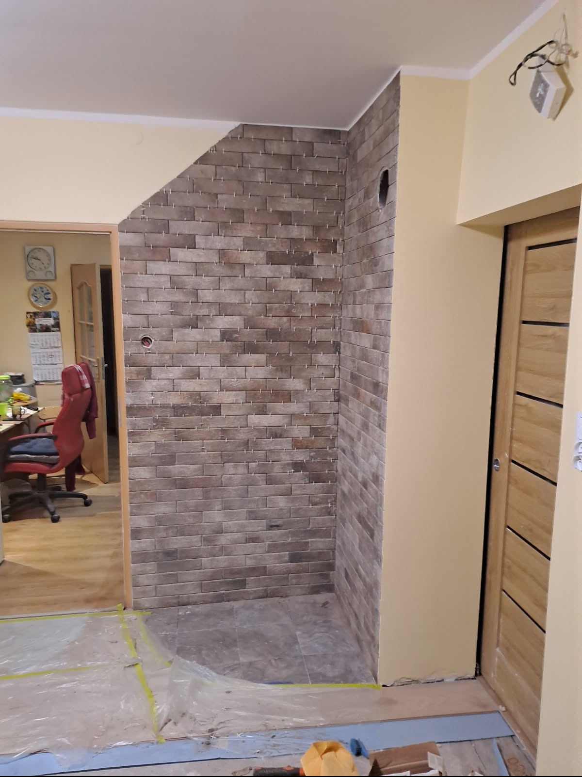 Kamień dekoracyjny w miejscu kominka wolno stojącego