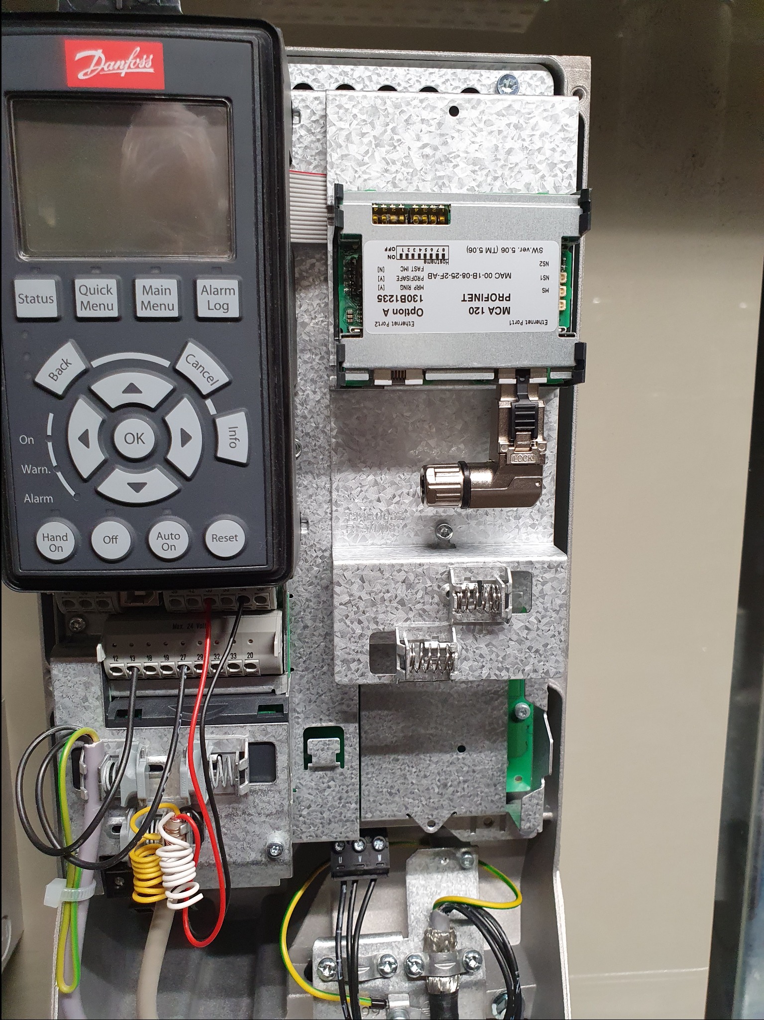 Panel sterowania Danfoss z modułem komunikacyjnym MCA 120 PROFINET, widoczne podłączenia kabli i złącza Ethernet.