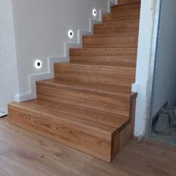 Schody na beton dywanowe (jesion).