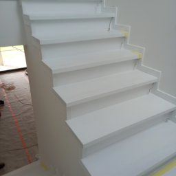 Schody na beton z podstopniami malowane natryskowo (jesion)