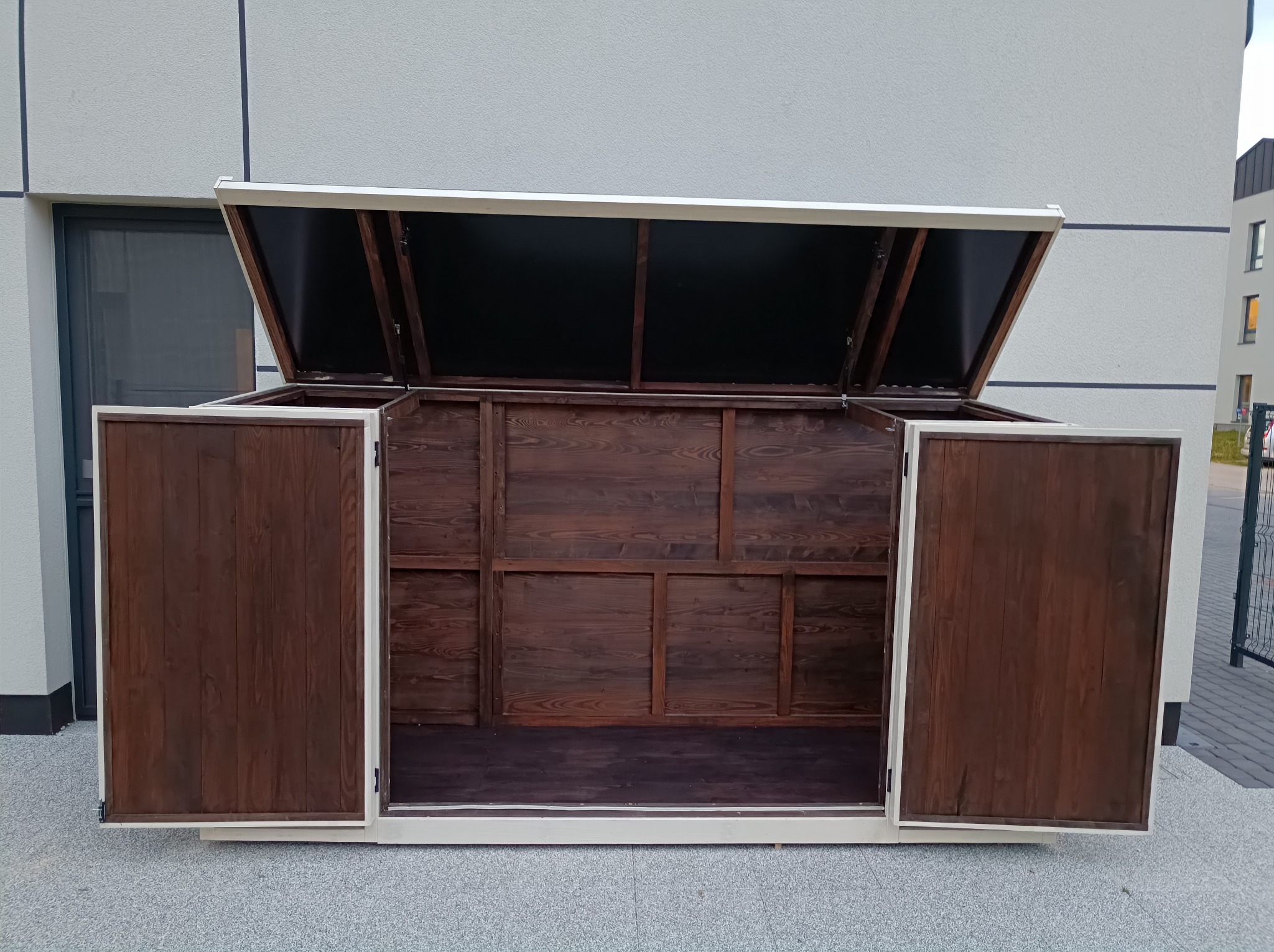 Skrzynia ogrodowa na rowery oraz akcesoria gospodarcze.