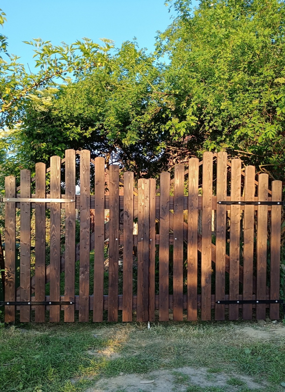 Brama dwuskrzydłowa otwierana do wewnątrz oraz zewnątrz.